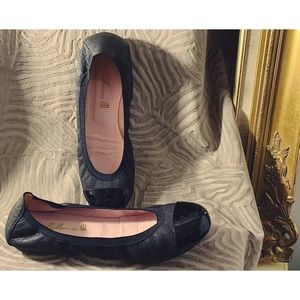 Pretty Ballerinas | Shirley Ballet Flats • Black Pebbled Leather, Patent Toe Cap